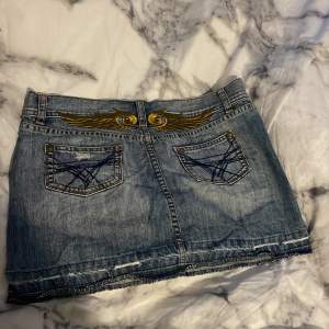 Kort jeans kjol ifrån BikBok! Med häftiga och speciella motiv på❣️skriv till mig för frågor eller om ni vill veta mått för de står ej nån lapp på vilken storlek den är i👌🏼PRIS GÅR ATT DISKUTERA❣️