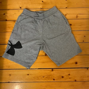 Grå shorts - Grå shorts från under armor. Använda ett fåtal gånger men i bra skick. Pm för mer bilder och info