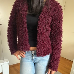 Teddy jacka - Säljer min underbara vinröd pälsjacka som inte kommit till användning❤️ inga skador och inte använd skriv för föer bilder💕💕