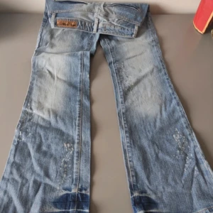 Lågmidjade jeans  - Säljer dessa jätte snygga lågmidjade jeans då det var för små för mig! Ny skick. 