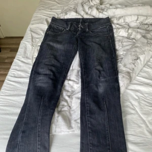 Pepe jeans, raka - Ett par jätte snygga Pepe jeans, jag säljer för de inte sitter precis som jag vill i midjan. Midjemått: 38cm Innerbens längd: 74cm
