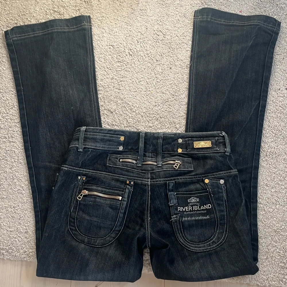 Sååå snygga jeans!! Från river island i storlek 8/S! As coola dregkedjor och detaljer, sitter perfekt bootcut och lågmidjat 🩷🩷 fof lite osäker på om jag vill sälja så säljer endast vid bra bud!. Jeans & Byxor.