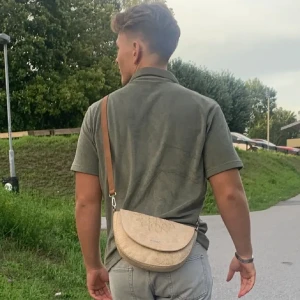 Desigual väska  - Riktigt fin väska från Desigual i bra skick, köpt för 800kr på zalando, pris 499kr