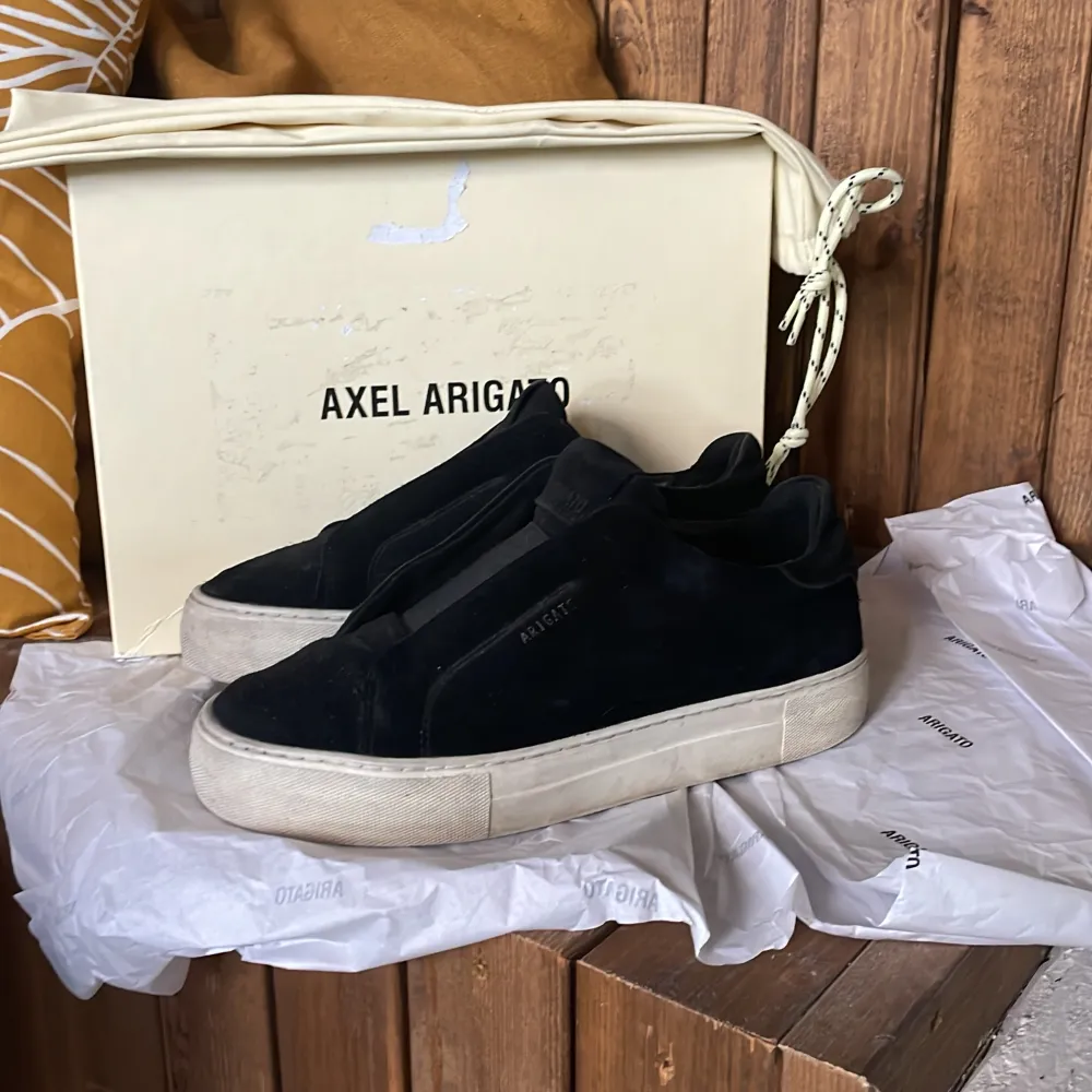 Ett par Axel arigato skor i storlek 38, jag säljer då det är för små för mig. Dom är i mycket bra skick och pris kan diskuteras vid snabb affär, om du har minsta lilla fundering så hör bara av dig👌 . Skor.