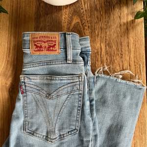Snygga ljusblå Levis-jeans i modell 571. Säljer då de är för små för mig. Bara använda en gång så de är i jättefint nyskick 💗nypris 1249 kr.