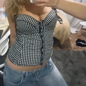 Rutig korsett topp - Så snygg rutig korsett topp, passar perfekt t fest till exempel! 💞 De första 2 bilderna är lånade av hon jag köpte av då den tyvärr inte passade mig. 