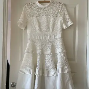 Jättesnygg vit klänning, perfekt till studenten! 🤍💙💛 Köptes för 1449kr från märket Forever New och användes endast en gång, på min studentmottagning. Skicket är nästan som nytt förutom några lösa trådar vid ärmkanten