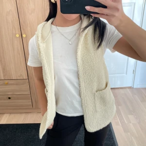 Teddyväst - Så snygg Teddyväst med luva! Köp den via ”köp nu” om du är intresserad 😊