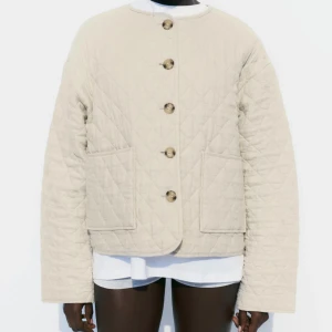 Vår jacka - Säljer min jättefina jacka från Zara som är perfekt nu till våren! Jackan är i nyskick och använd fåtal gånger, nypris 559💕 Skriv för mer bilder och ge gärna prisförslag!💞💞