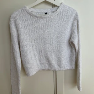 Stickad tröja - Stickad tröja från HM. Vit och lite ”glittrig”. Använd så säljs billigare, inga synliga defekter dock 