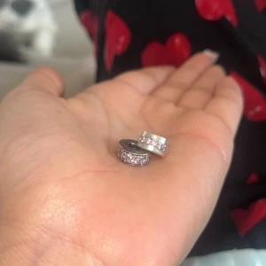 Pandora  - Säljer mina två pandora Clippers i rosa  som sätts på armbandet så berlockerna inte åker huller om buller. Båda för 750 eller 1 för 350 🎀!! den hel rosa är såld!!!