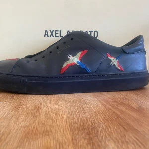 Arigato clean 90 - Tja säljer ett par feta arigatos. Man får med box samt sko snören. De är väldigt lätt att styla. Skriv ifall du är intresserad eller undrar något😀