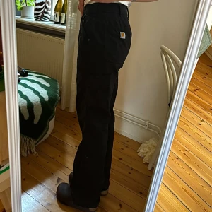 🖤🧡CARHARTT CARGO🧡🖤 - Säljer min älskade Carhartt byxor! Använda vid ett tillfälle, så de är som helt nya✨ Stl 8 dvs 36/38. Nypris ca 1000kr.
