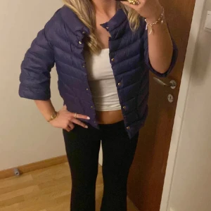 Hernoliknande jacka  - Marinblå hernoliknande jacka med guldiga detaljer😻😻bra skick, inga defekter! 