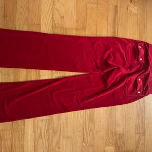 Röda juicy byxor till en specifik person - Bundel 