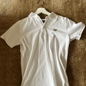 En vit piké skjorta som använts 3 gånger, storlek S 15 - 16 år.