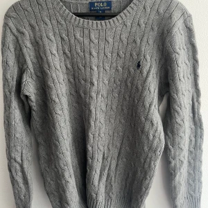 Ralph lauren tröja - Säljer min Ralph lauren tröja eftersom den knappt används, det är i storleken XL barn och sitter som S i vanlig storlek. Hör av dig vid funderingar 