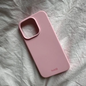 Rosa Holdit skal - Rosa skal för IPhone 15 PRO, helt oanvänt då jag köpte fel storlek ☺️