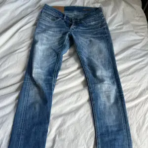 Säljer nu dessa sjukt snygga jeans i den eftertraktade modellen George (slimmade). Jeansen är i bra skick och i storlek 29. Passar 165-170!   Bara att skriva om du har några frågor. 
