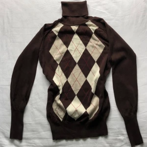 Zara turtle neck - Snygg rutig turtle neck från Zara. Nästan oanvänd, i mycket bra skick och skön och stretchig i materialet. Skulle dock säga att den är liten för att va large men den är ju stretchig. Sitter dock superfint på S-M också!