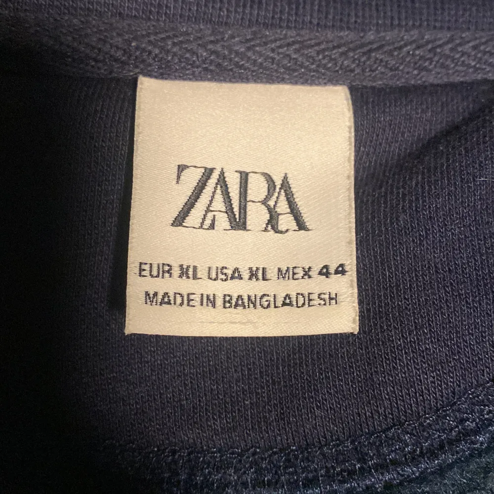 Quarter zip ifrån zara  Står XL men passar bättre på L Pris kan diskuteras . Hoodies.