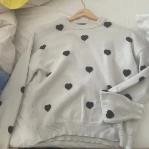 Tröja - En super fin tröja med hjärtan på. Skulle säga att den passar mellan xs/s men den är stretchig 
