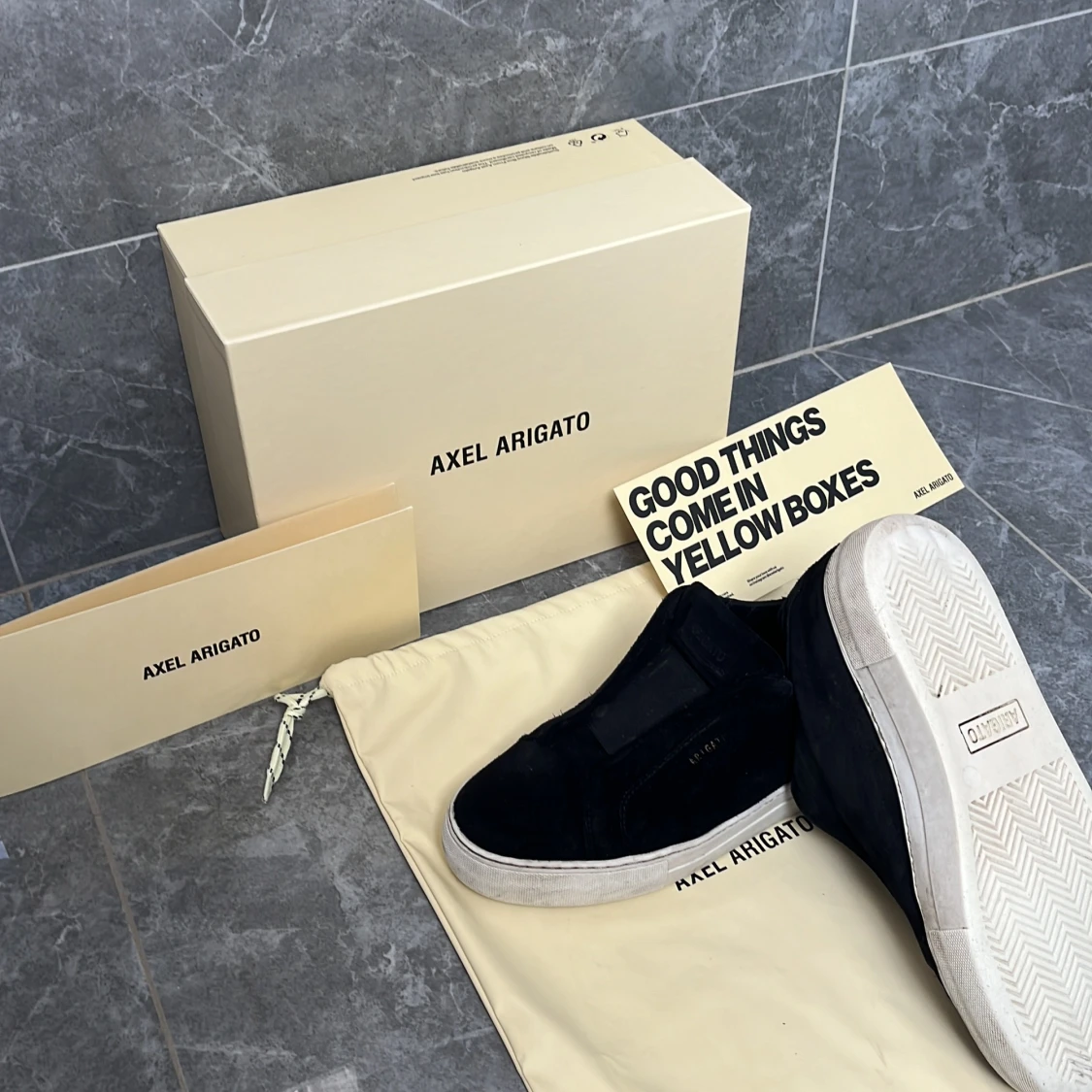 Axel arigato skor storlek 39-40 rätt så bra skick ett litet hål på baksidan 