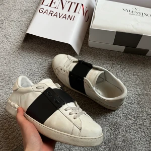 Valentino Garavani Open Sneakers  - Säljer dessa asfeta valentinos som inte längre kommer till användning. Allt og medföljer. Hör gärna av er vid eventuella frågor och prisförslag! 