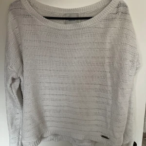 Stickad tröja  - Stickad tröja köpt på second hand men knappt använd av mig, väldigt bra skicka! Passar s/m🩷