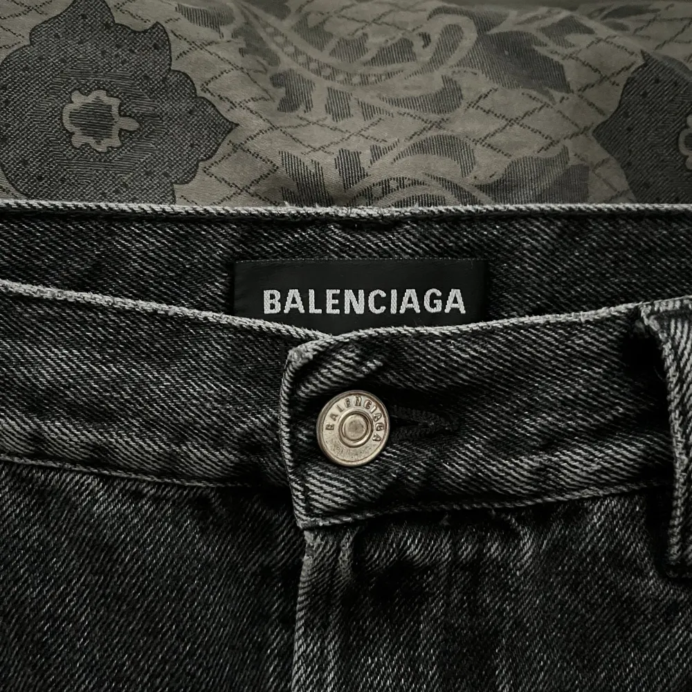 Balenciaga Japanese flare denim, Condition 10/10 Made in italy. Size 29 reciept is available from trusted seller. Amazing quality, great details such as balenciaga logo on every button and on the front pocket. Retail is 1150 usd. Jeans & Byxor.