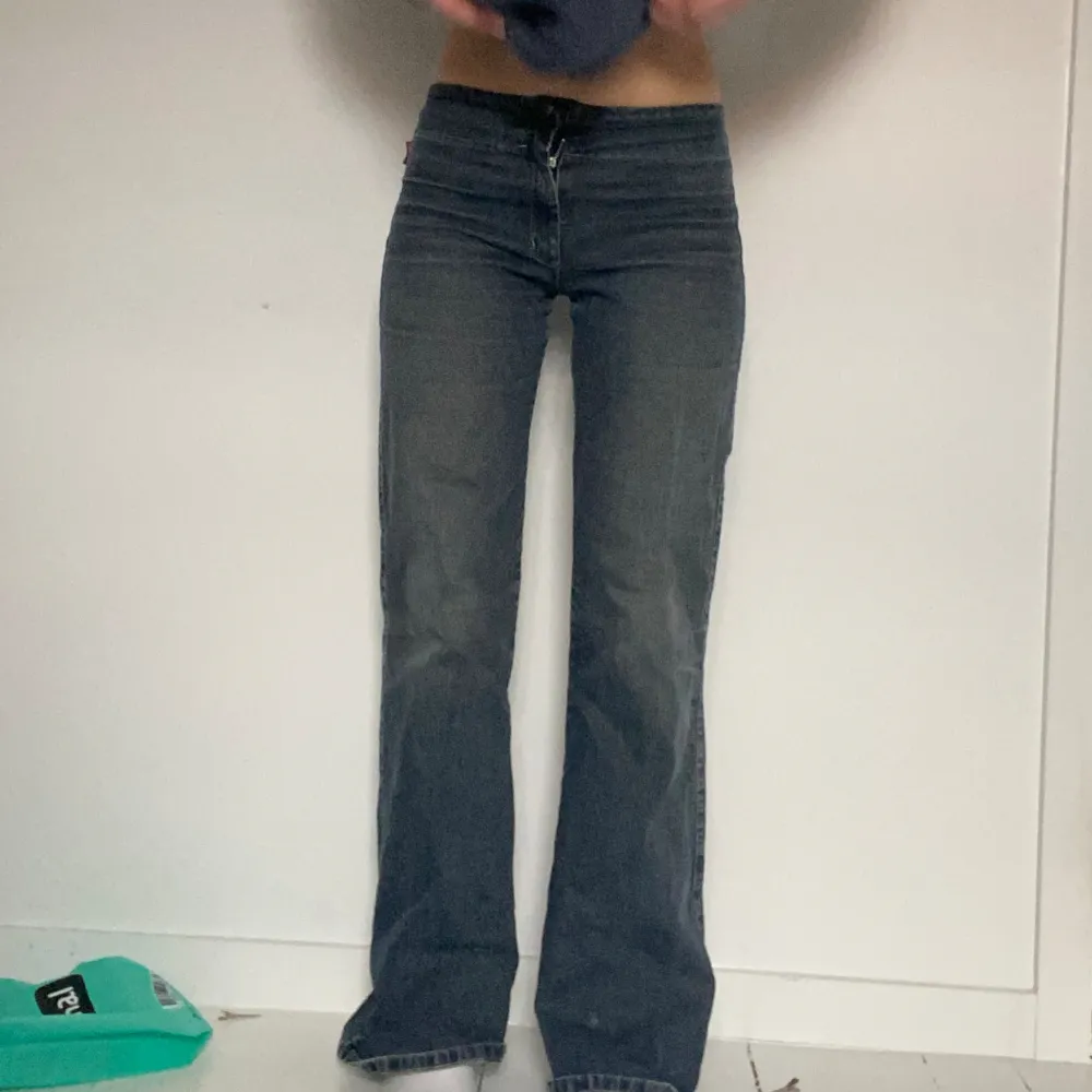 Jättefina lågmidjade jeans utan fickor i bra skick. Storlek 28. Märket är Diverse  Innerbenslängd: ca 79 cm. Midjemått mätt rakt över: 37 cm.. Jeans & Byxor.