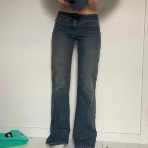 Lågmidjade jeans utan fickor  - Jättefina lågmidjade jeans utan fickor i bra skick. Storlek 28. Märket är Diverse  Innerbenslängd: ca 79 cm. Midjemått mätt rakt över: 37 cm.