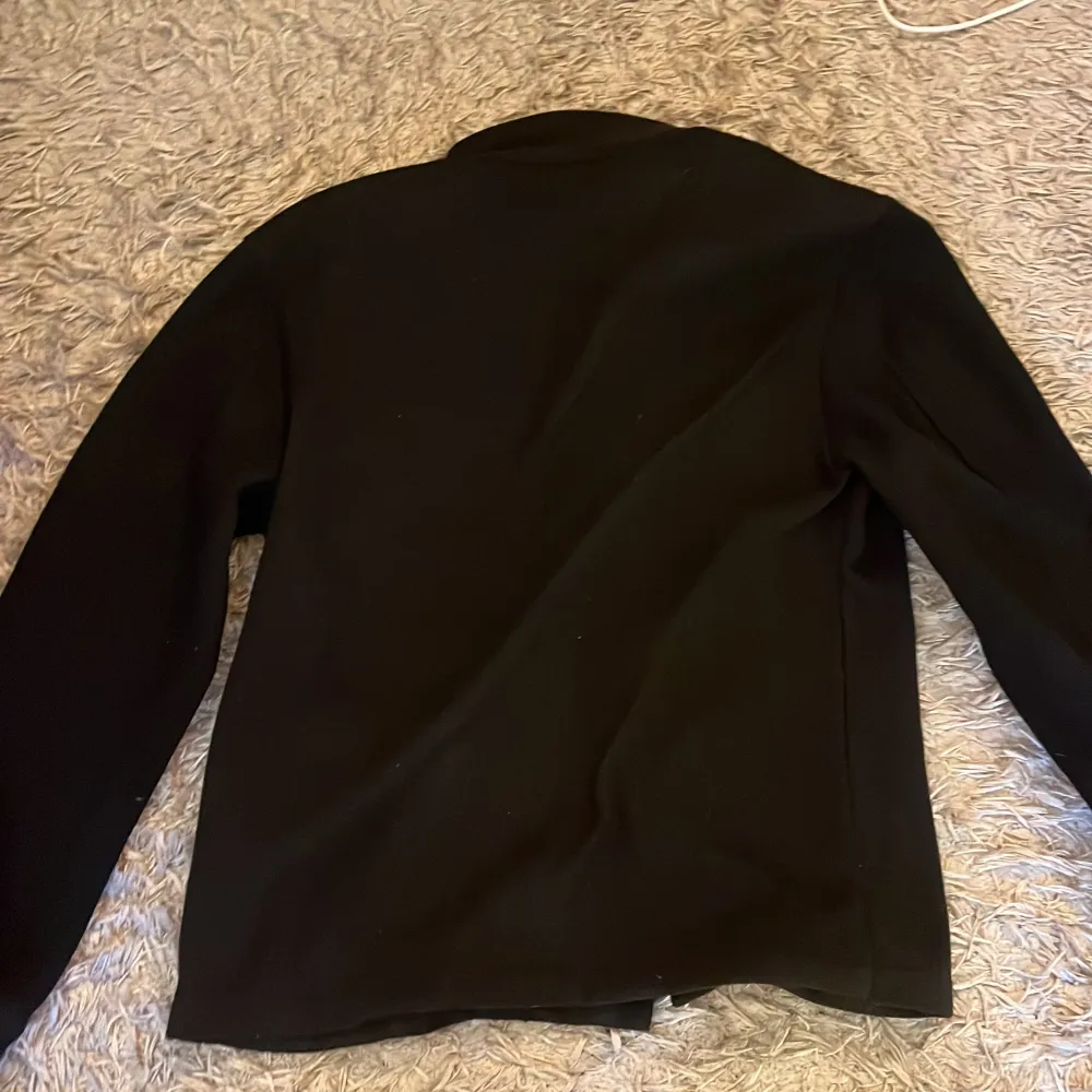 En riktigt snygg svart overshirt med ett bra pris. Inga defekter eller problem med tröjan 😀Pris kan diskuteras 💰Snygg svart färg och allmänt snygg. Kontakta om du har frågor eller vill ha fler bilder 😀. Jackor.