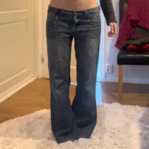 Jeans - Säljer dessa supersnygga jeans, sitter verkligen så fint! De är i perfekt skick förutom att de är lite slitna längst ned på benet (bild 3)💕 Midjemått: 44 cm tvärsöver, innerbenslängd: 72 cm