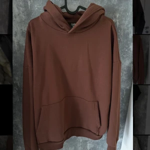 Oversized hoodie - Brun hoodie Aldrig använd, nyskick Storlek XS men oversized, känns som en M/L.