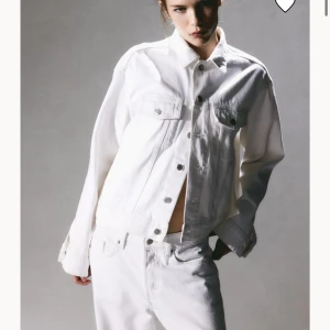 Jeansjacka  - Säljer min vita jeansjacka från hm som jag köpte förra sommaren då den inte kommit till användning överhuvudtaget 💞