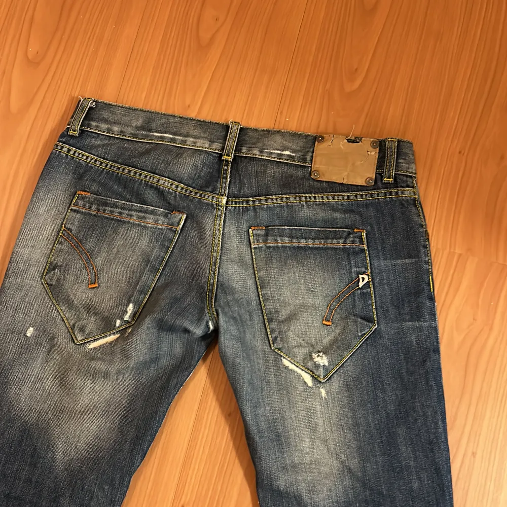 Säljer nu ett par riktigt snygga dondup jeans passar perfekt nu till sommaren. Bra skicka ända defekterna är på lappen där bak.. Jeans & Byxor.