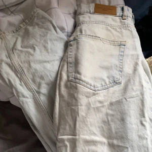 Straight blå perfect Jeans Gina - Säljer ett par jättefina Low/mid waist straight jeans Har inte riktigt kommit till användning så skicket är jättebra ingen skråma, fläck eller hål nånstans. Mer info? Mer bilder? Hör av er💕nypris: 499kr🫶🏻bud och prisförslag är tillåtet 