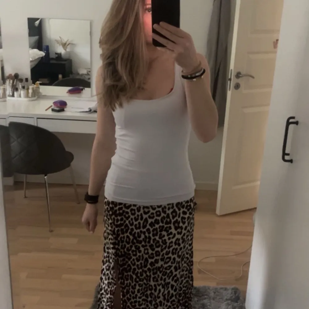En jättesnygg kjol i leopard mönster. Den sitter högmidjat på mig då den blivit för liten, men jag har haft den som lågmidjad förut. . Kjolar.