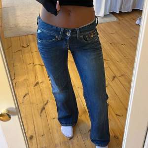 Super fina jeans ifrån replay köpta här på Plick men säljer eftersom att dom tyvär va för små🙏  Jeansen har en liten defekt  !Lånade bilder!
