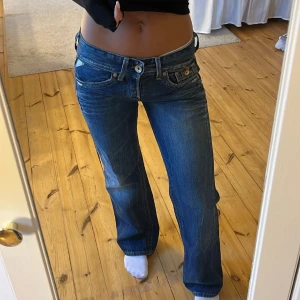 Replay jeans - Super fina jeans ifrån replay köpta här på Plick men säljer eftersom att dom tyvär va för små🙏  Jeansen har en liten defekt  !Lånade bilder!