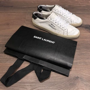 Saint Laurent Court Classic - Saint Laurent skor i använt skick, finns defekter som syns på bilderna. Mestadels mindre flaws och creasade framtill, sulan i bra skick och nya skosnör. Storlek 41 passar 42, nypris 7500 mitt pris 2100kr. Crease skydd och saint laurent bag fås med!  