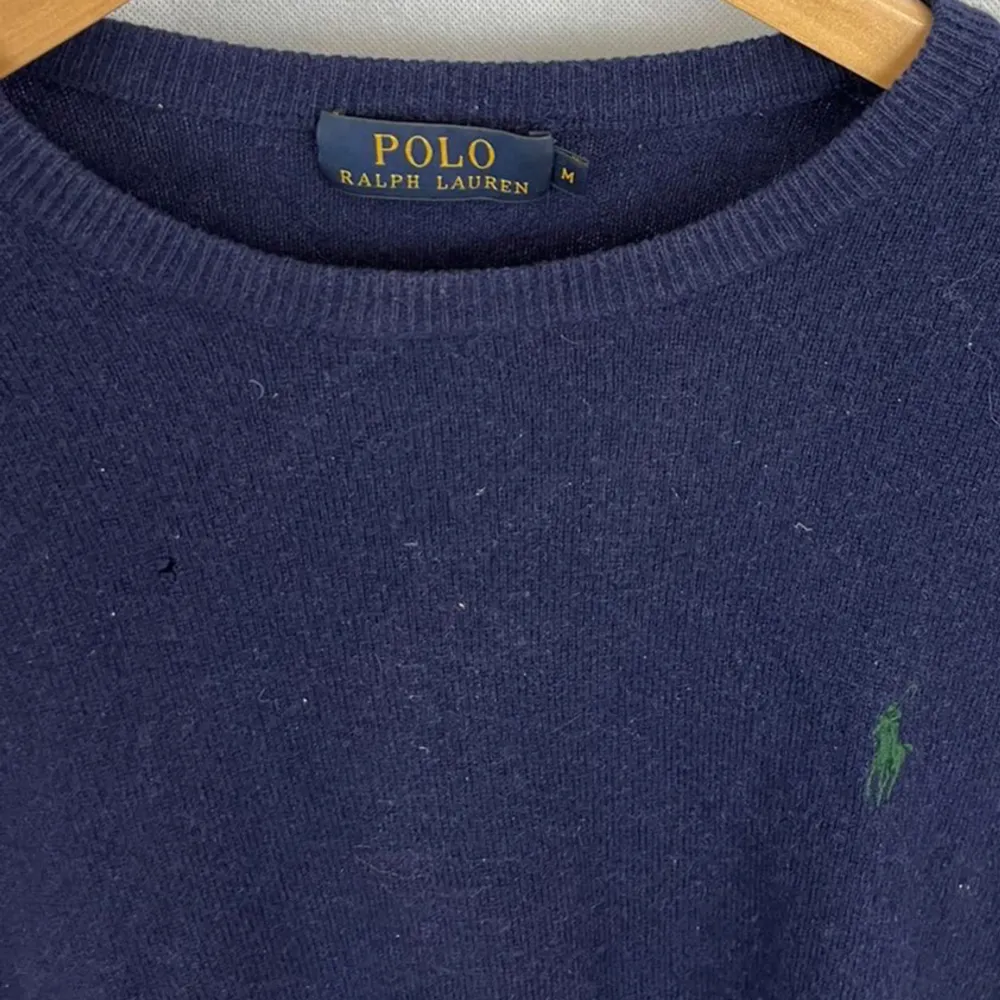Skön tröja från Ralph lauren i fint skick utöver ett litet hål, se bild 3. Modellen är 185 och bär storlek M. Tröjor & Koftor.