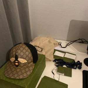 Gucci keps bee  - Äkta Gucci keps bee, säljer då jag ej använder lika mycket längre. Pris kan diskuteras.