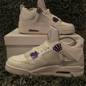 Jordan 4 metallic purple - Sköna Jordan 4 i bra skick! Box och stock x tag medföljer, tveka inte på att höra av er om ni har funderingar!!