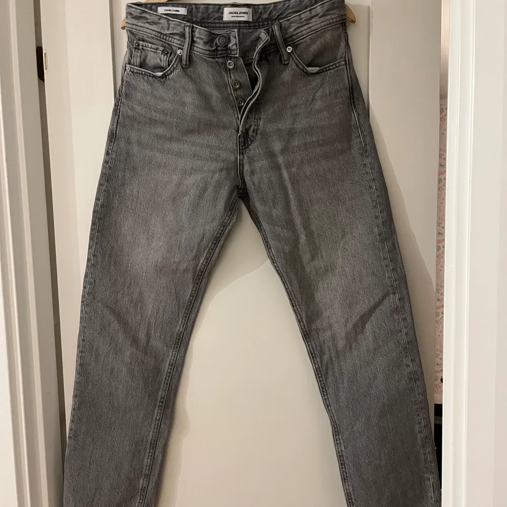 Gråa jeans från Jack and Jones. Använda fåtal gånger. Modell: loose/chris. Jeans & Byxor.