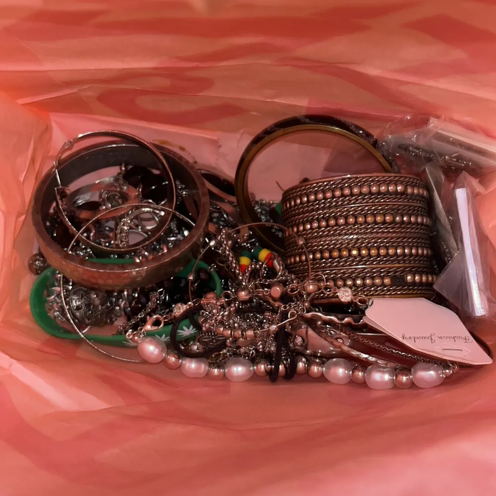 En påse med massor av mina gamla silvriga emo smycken. vissa saker är inte ens öppnade ur förpackningar. allt i påsen är helt, inget är sönder💗 tex halsband och örhängen med döskallar, stora armband, mindre armband och ringar. Accessoarer.