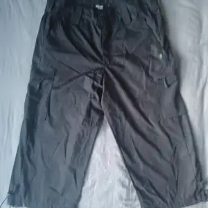 Knä långa cargo shorts i ett tunnare material, använd runt 3 gånger 