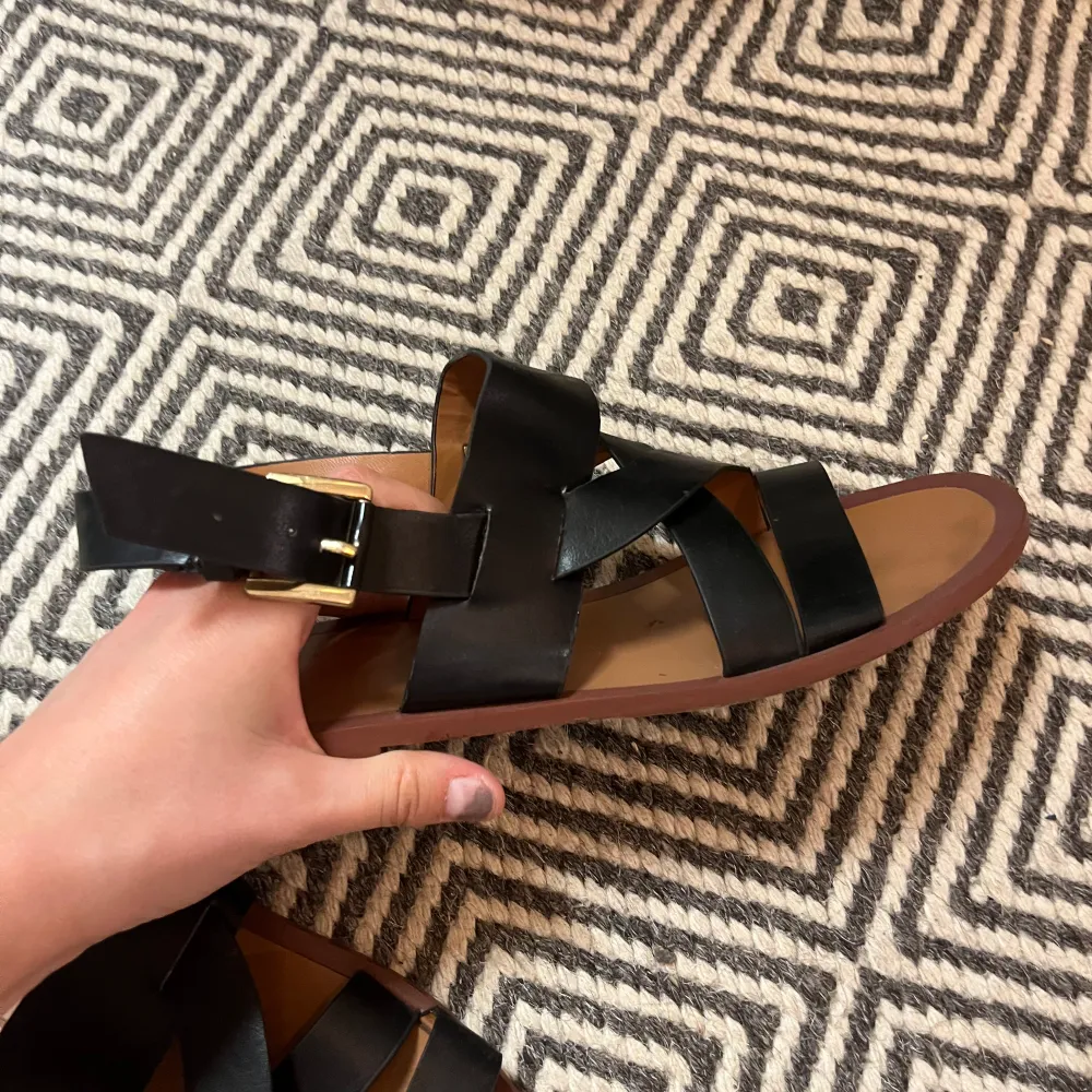 Hm sandaler i storlek 37. De är väldigt nya i skicket och jättefina på sommaren. De har blivit försmå men hur fina som helst på. 🫶🏻. Skor.
