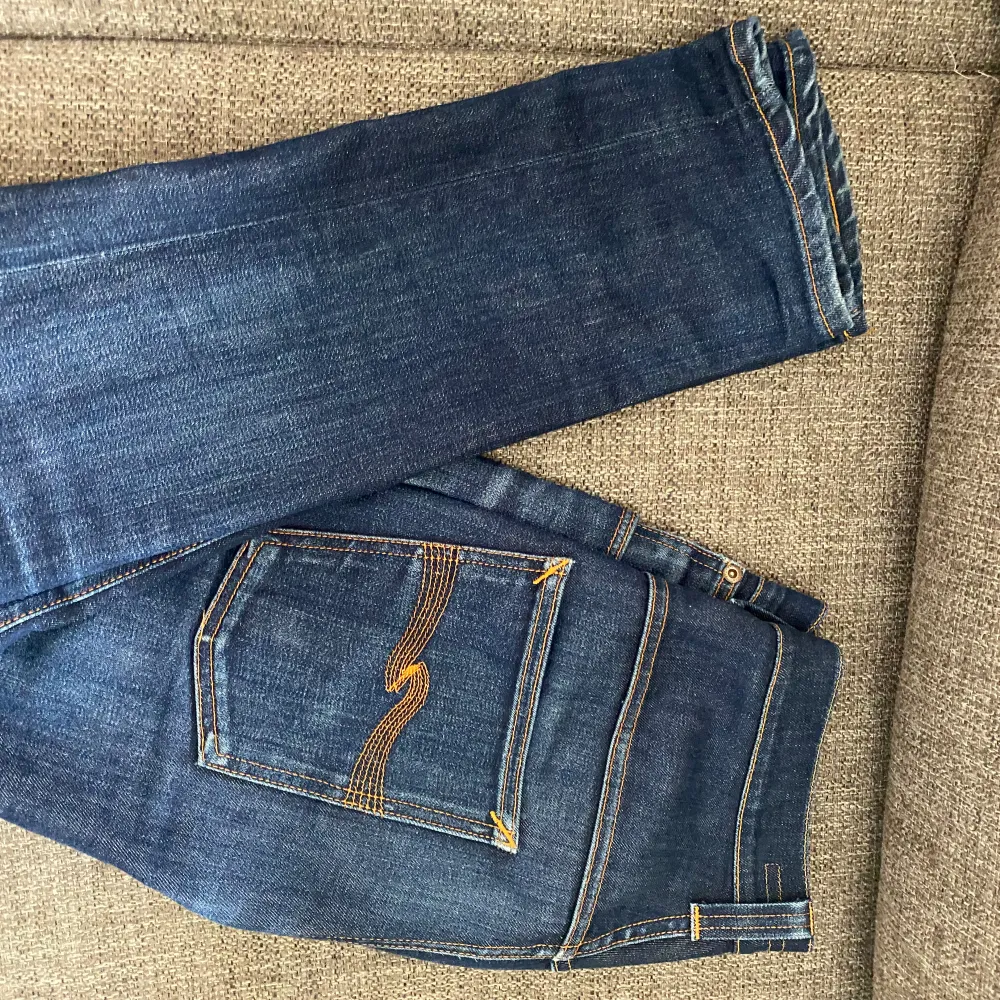 Hej säljer nu dessa nudie jeans för endast 550 skicket är väldigt bra förutom lite slitningar vid grenen hör gärna av er vid fler frågor.. Jeans & Byxor.